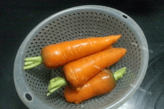 把胡萝卜做成胡萝卜粉，不仅保留营养，而且挑食的朋友也爱吃第一步