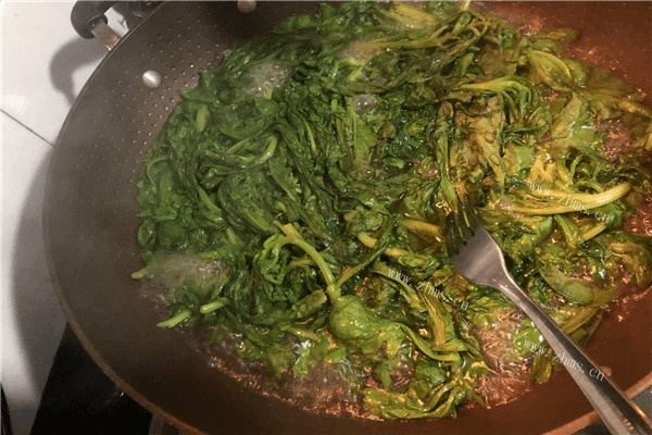 绿色蔬菜就要吃茼蒿菜，清脆爽口营养美味第五步