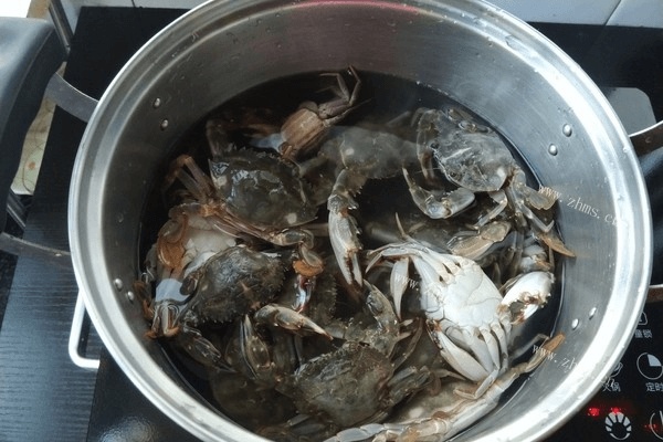 水煮螃蟹的做法第一步