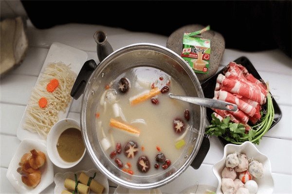 学会美味汤锅的做法，不出门就能吃到热气腾腾的汤锅第五步