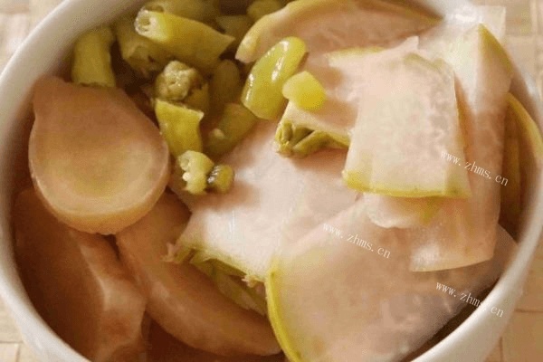 酸萝卜老鸭汤的做法，酸辣开胃的鸭汤，是任何人都无法拒绝的美味第三步