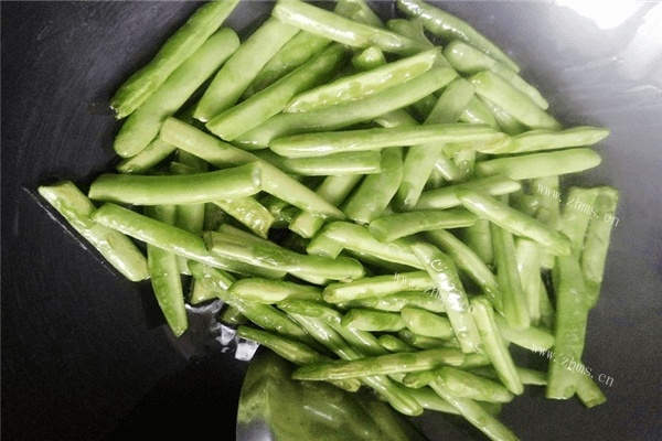 美味的橄榄菜四季豆可以做哦，搭配小粥美味又营养第五步