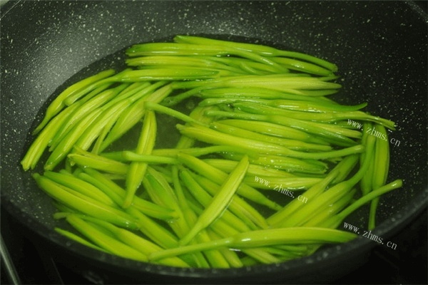 黄花菜的家常做法，营养又美味，快来看看——黄花菜的吃法第三步