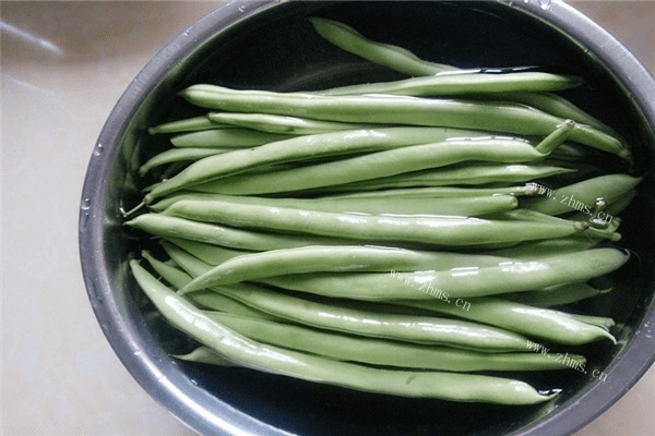 美味的橄榄菜四季豆可以做哦，搭配小粥美味又营养第二步