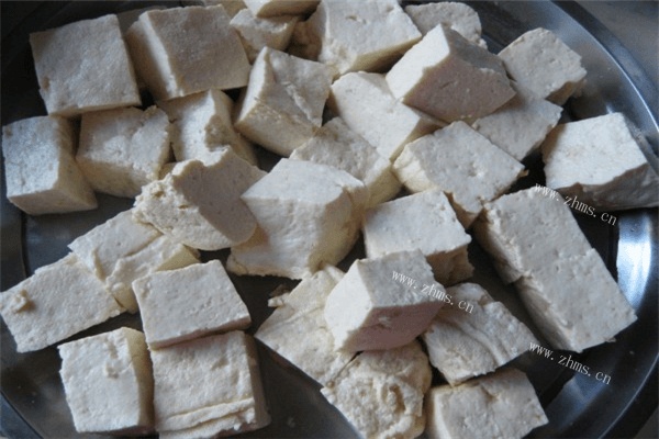 豆腐炖鱼的做法：冻豆腐炖鲤鱼第二步