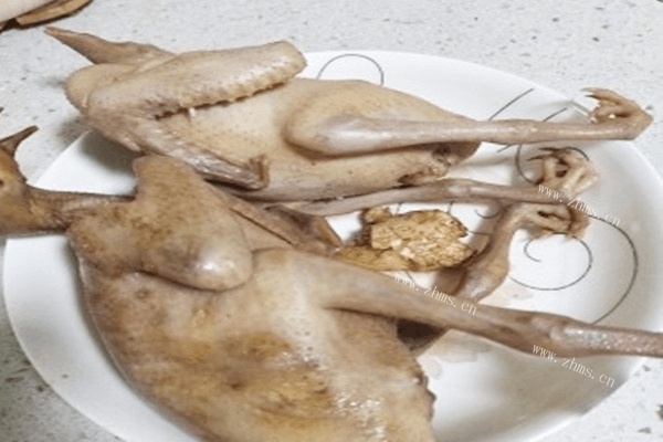 鸽子肉的做法——烤乳鸽，不需要太繁琐的步骤就能做出正宗广式口味第二步
