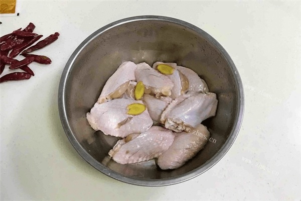 香酥可口的炸鸡翅怎么做？来看看炸鸡翅的家常做法第四步
