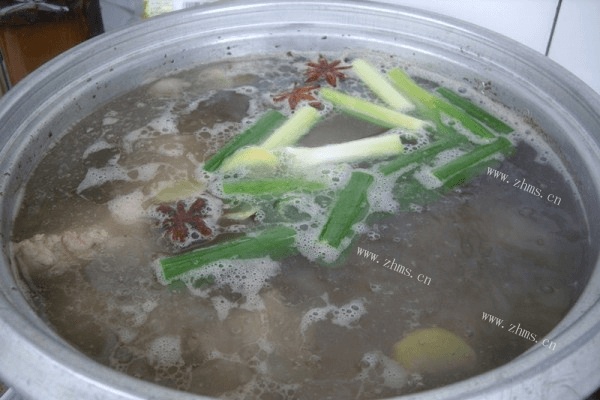 东北酸菜的做法——刺骨炖酸菜第四步