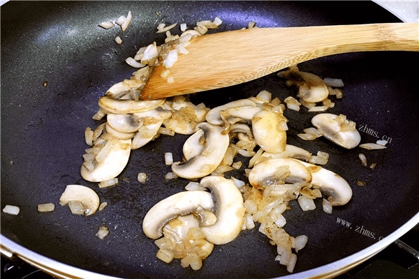 地道的法国菜——奶油蘑菇汤，汤汁超级浓郁第六步