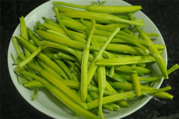 黄花菜的家常做法，营养又美味，快来看看——黄花菜的吃法第一步