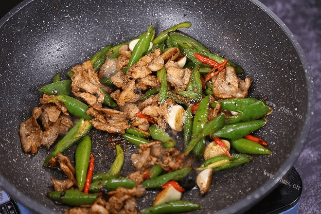 必学的湘菜特色菜——农家小炒肉，和回锅肉一样超级下饭第四步
