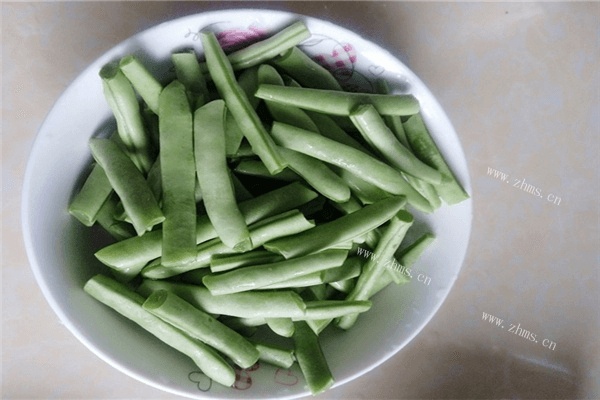 美味的橄榄菜四季豆可以做哦，搭配小粥美味又营养第三步