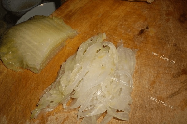 东北酸菜的做法——刺骨炖酸菜第六步