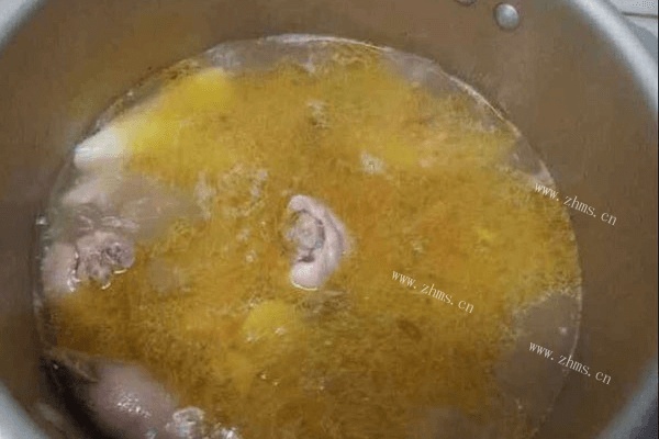 山药土鸡煨汤的做法第五步