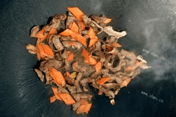 家常爆炒猪心的做法，好吃！第四步
