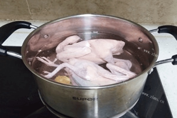鸽子肉的做法——烤乳鸽，不需要太繁琐的步骤就能做出正宗广式口味第一步