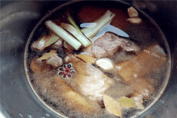 超有特色的酸菜炖排骨，是个东北人都爱吃第三步