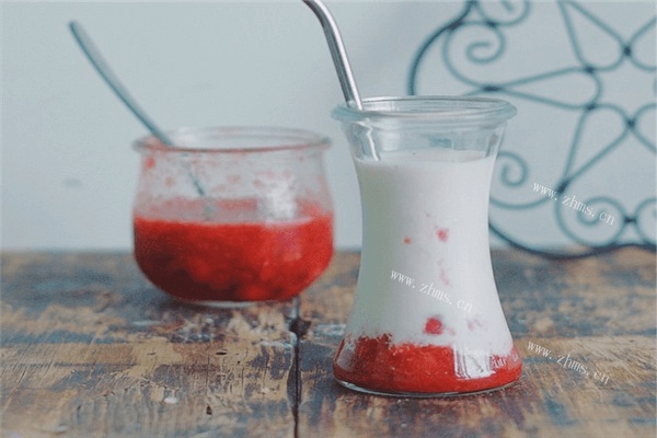火爆ins的草莓牛奶汁做法很简单，几分钟就能搞定第五步