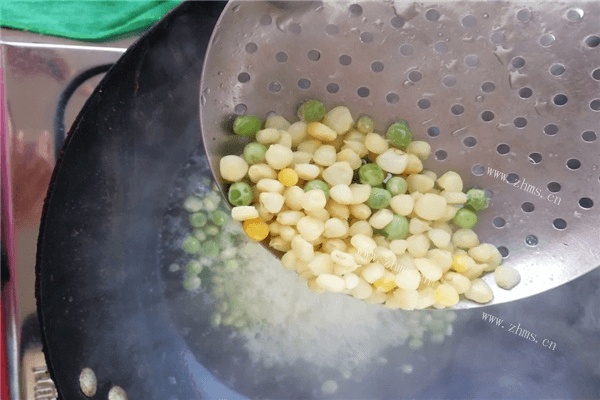 这样做玉米粒保证百吃不厌——甜玉米粒的做法第三步