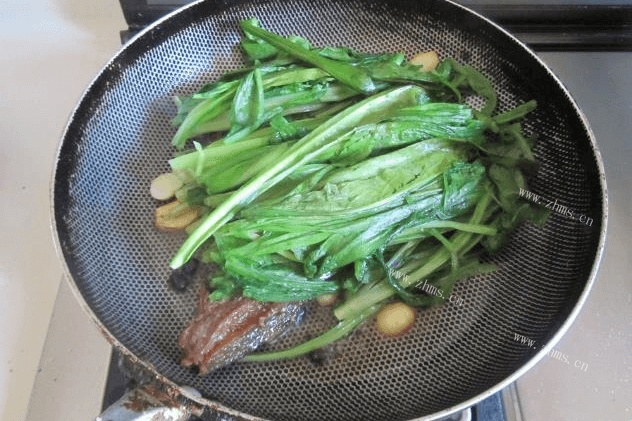 鲮鱼的做法——鲮鱼炒油麦菜第六步