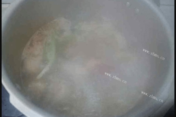 山药土鸡煨汤的做法第二步