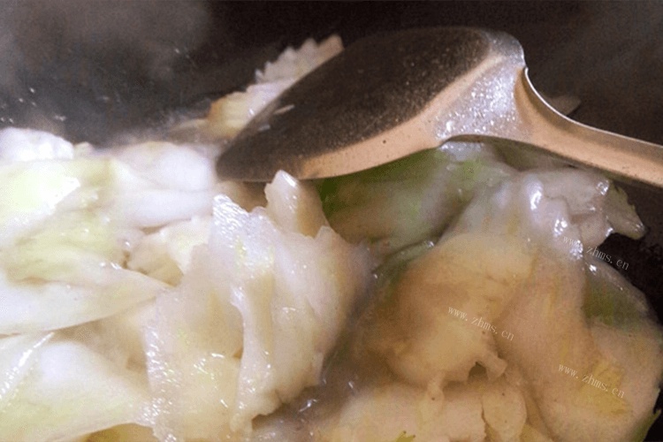 吃白菜叶剩下的白菜邦别丢，做一道清炒白菜邦开胃消食第四步
