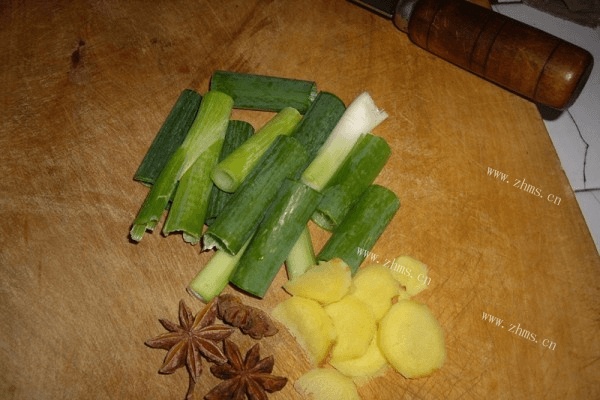 东北酸菜的做法——刺骨炖酸菜第一步