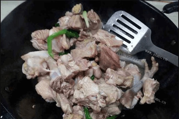 山药土鸡煨汤的做法第一步