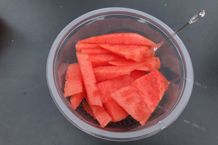 夏天是吃西瓜的季节，买水果的时候，怎样挑好吃的西瓜？