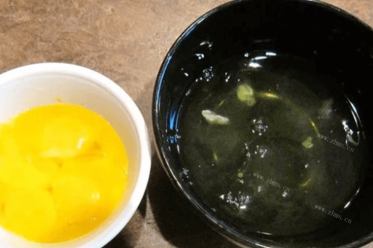 如何做出家常菜系列之三色翡翠蛋，每一口能吃到三种蛋第二步