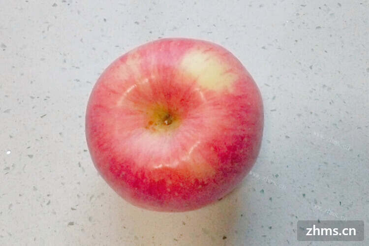 很多水果都会放冰箱保存，冰箱里苹果没削皮能吃吗？