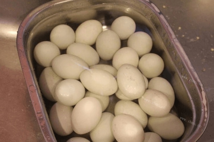 家庭怎么自制咸鸭蛋，水醃法最方便最适合家庭制法第一步