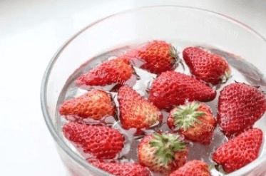 怎么做草莓牛奶布丁第二步