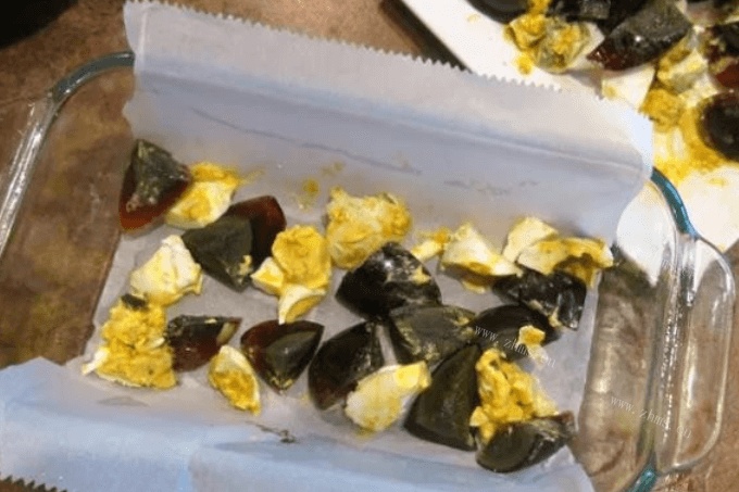 如何做出家常菜系列之三色翡翠蛋，每一口能吃到三种蛋第四步