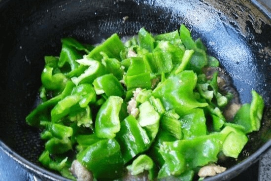 柿子椒怎么做好吃？试试炒肉，简单又美味第七步