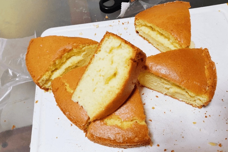 如何做出松软的蛋糕？没有奶油不分离蛋黄也能做出来第七步