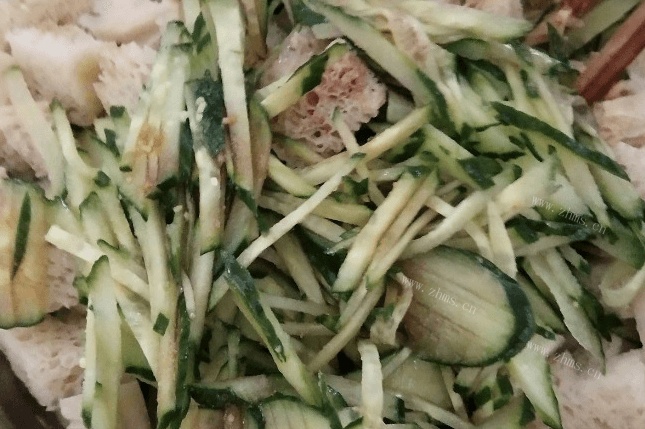 夏季学做菜就要学黄瓜拌面筋的做法第三步