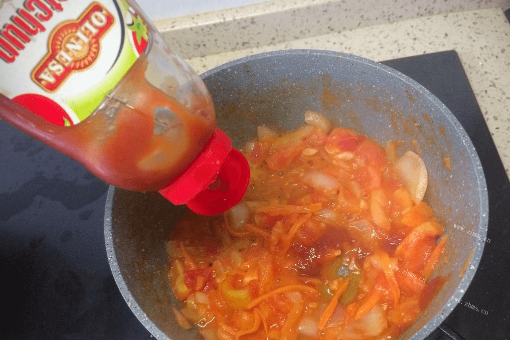 自己在家吃什么?最简单番茄意大利面的做法在这里！第四步