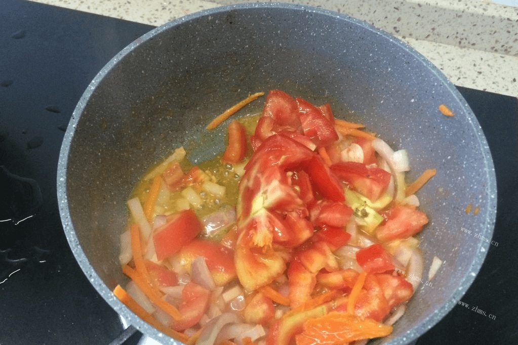 自己在家吃什么?最简单番茄意大利面的做法在这里！第三步
