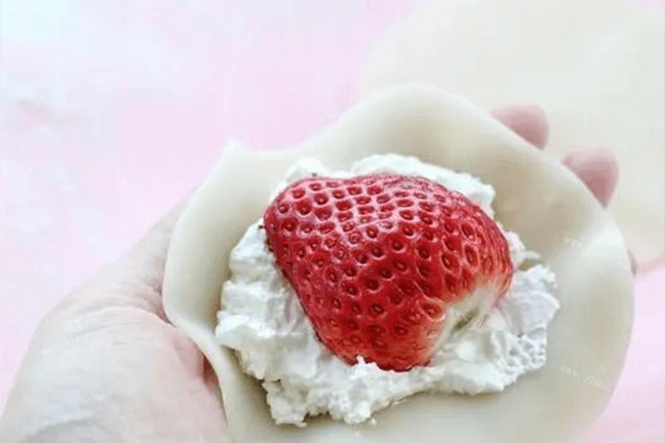 怎么做奶油草莓雪媚娘，夏日甜品怎么能少得了它！第九步