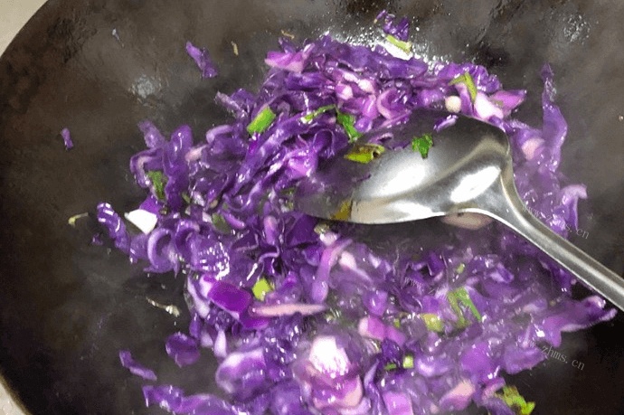 紫甘蓝除了沙拉，还能做爆炒美味紫甘蓝，口感十分爽脆第四步