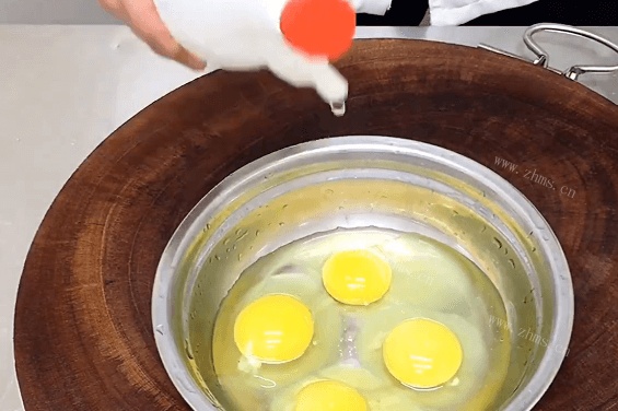 如何做西红柿炒鸡蛋，色香味俱全，小白也能快速学会第二步