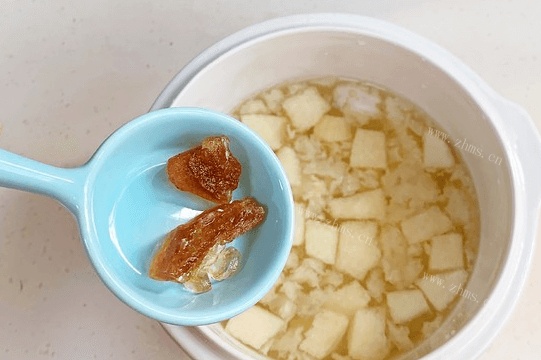 银耳雪梨汤的做法——金燕耳雪梨汤，口感绵滑软糯完胜糖水铺第五步