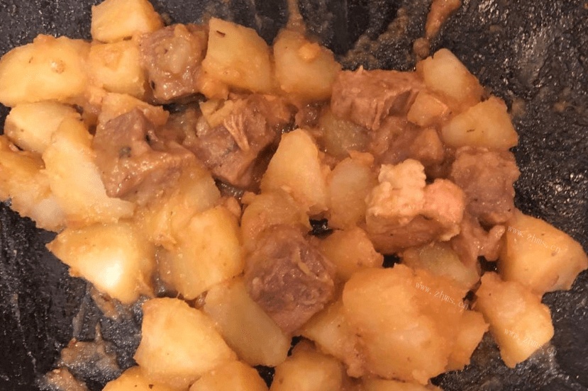 土豆烧牛肉的家常做法，一个人吃饭有这道菜就够了第九步