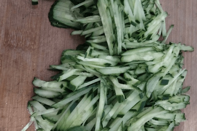 夏季学做菜就要学黄瓜拌面筋的做法第一步