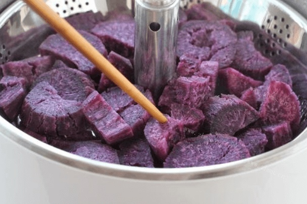 怎么做蔓越莓紫薯发糕，长相比甜品更甜美的中式糕点值得你学习第二步