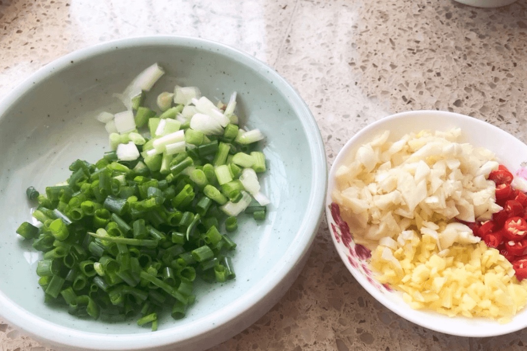 家庭版香煎豆腐做法，自从做了它，家里的大米都要多买一点第二步
