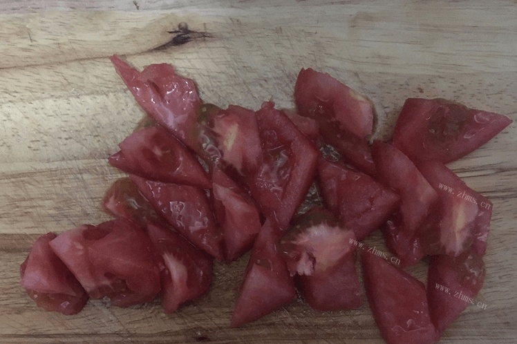 家常菜番茄炒蛋制作，非常简单，几分钟就能做好第一步