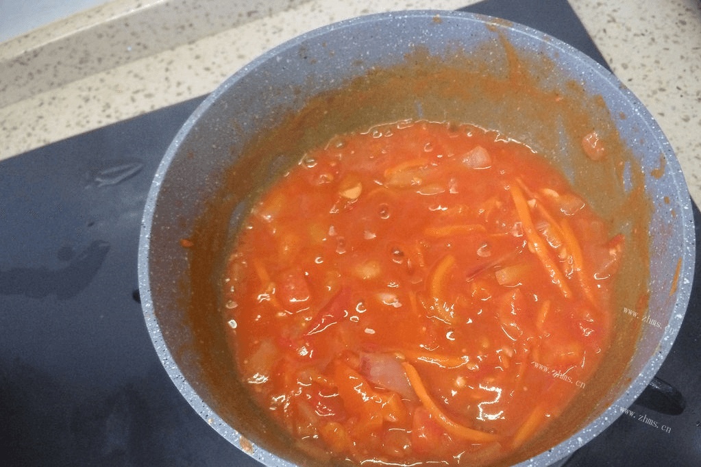 自己在家吃什么?最简单番茄意大利面的做法在这里！第五步