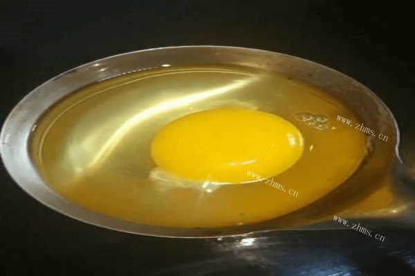 水煮荷包蛋的做法第三步